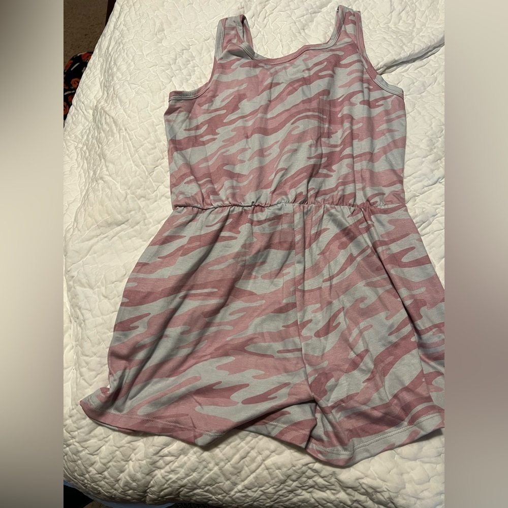 Pink Lily pink and gray camo romper Size Medium - Picture 4 of 4